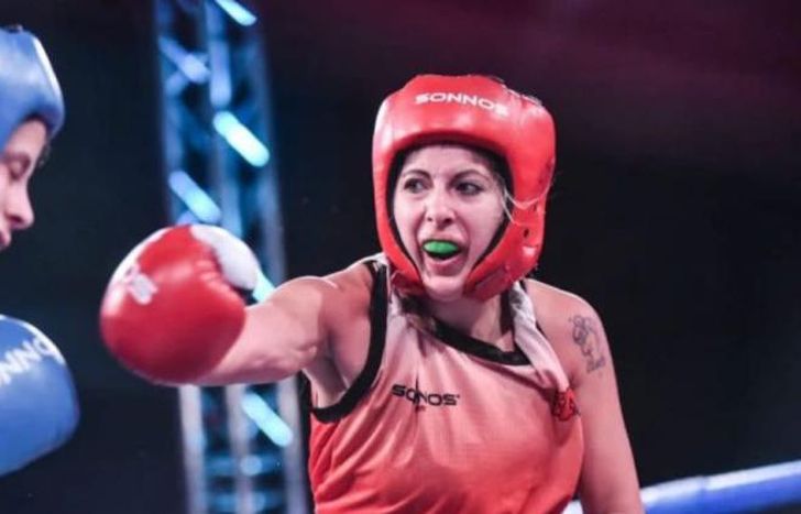 Camila se impuso por puntos en cuatro asaltos.