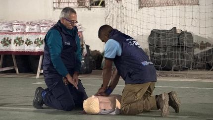 Los participantes hicieron prácticas con maniquíes.