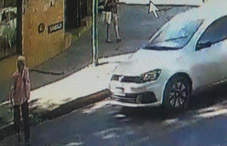 Elena Alonso cruza y el Gol Trend está por atropellarla.