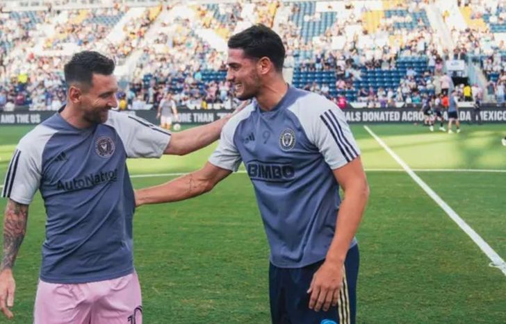 Lionel Messi junto a Julián Carranza