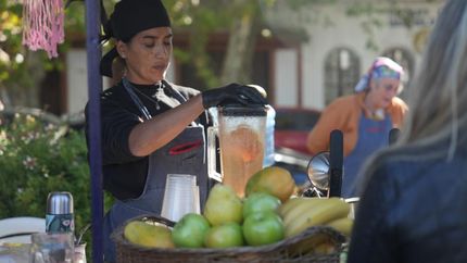 Cada stand es atendido por productores locales autogestivos.