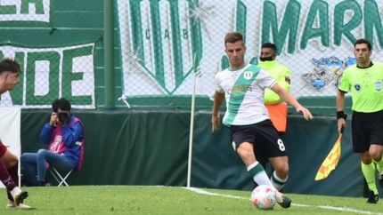 Galoppo lleva la pelota sobre la raya.