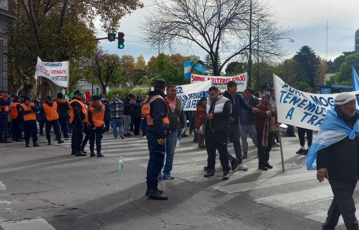 Protesta de feriantes en Hipólito Yrigoyen y Sáenz, en Lomas.