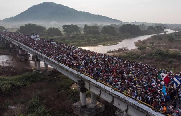 La caravana sigue sumando gente y en Estados Unidos los esperan armados.