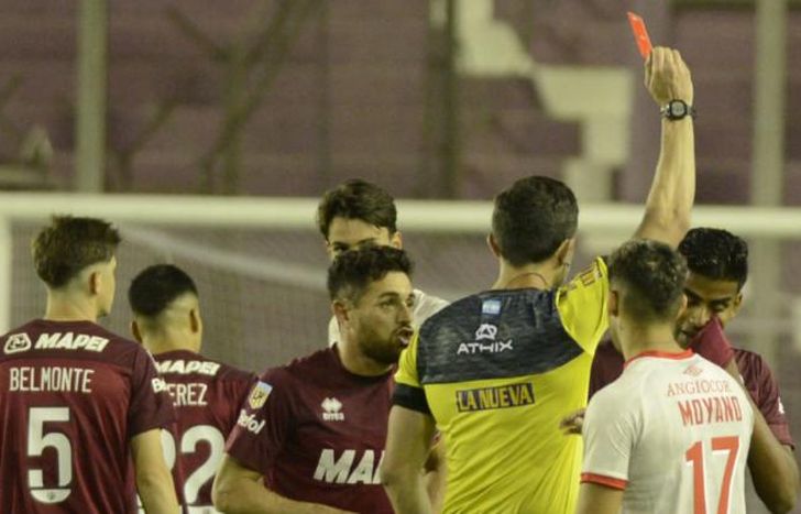 Arasa expulsa a Loaiza ante la protesta de Acosta.