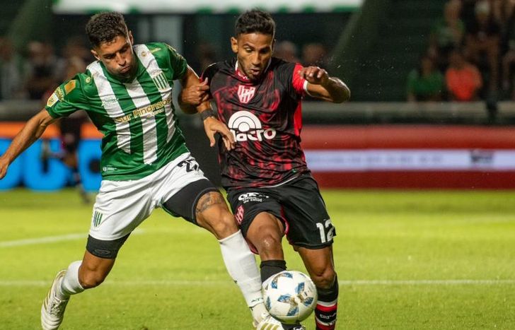Álvarez y Bay se disputan el balón.