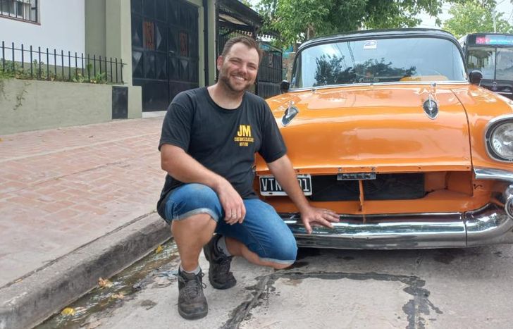 Pablo Teruel y su Chevrolt Bel Air, modificado, de 1957.