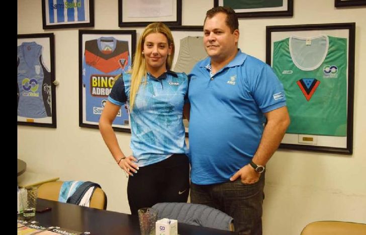 Selene y su entrenador, Joel Fiumara, tras finalizar la conferencia de prensa.