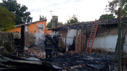 La casa quedó destrozada por las llamas.