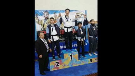 Bruno se festeja su nuevo título nacional.