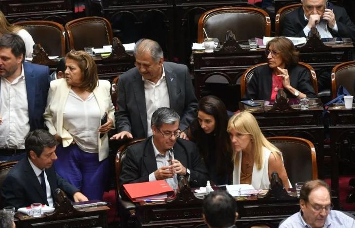 Diputados de Unión por la Patria presentaron un pedido formal para rechazar el DNU de Javier Milei.