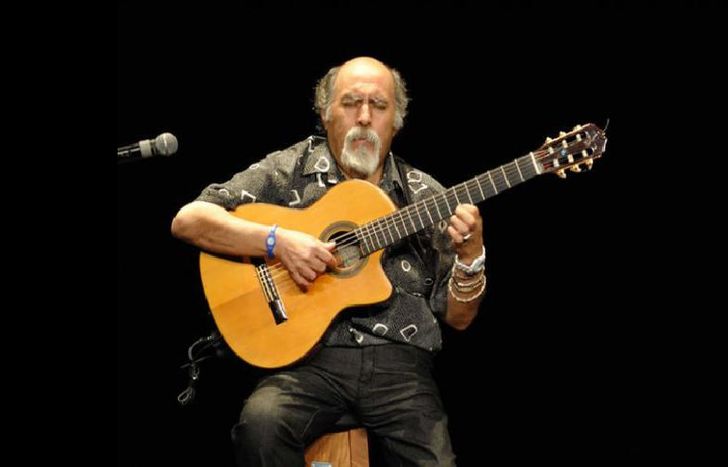Oriundo de la ciudad bonaerense de Junín, se crió en Lanús.