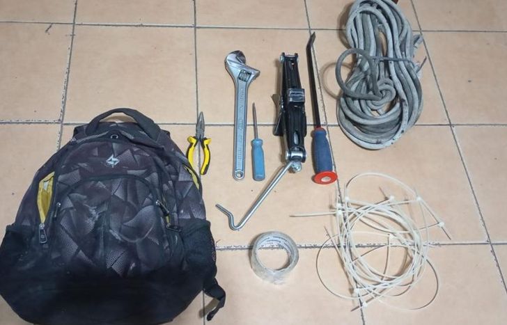 Las herramientas secuestradas en poder de los delincuentes.