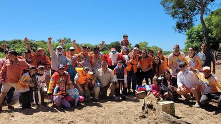 Los pescadores llevaron los regalos para los más chicos.