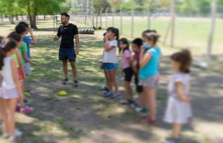 Niños y adultos acceden a las clases de deportes gratuitas.