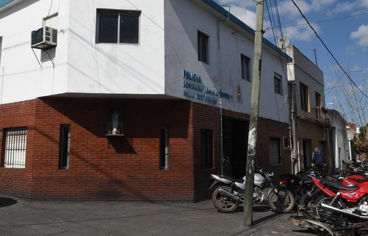 Efectivos de la Comisaría Séptima de Lomas busca a los asesinos.