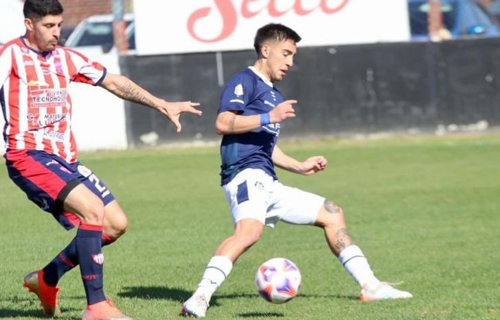 Talleres juega con Acassuso en la cancha de Deportivo Armenio.