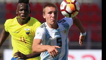 El delantero de Lanús, Pedro de la Vega, fue titular en la derrota con Ecuador.