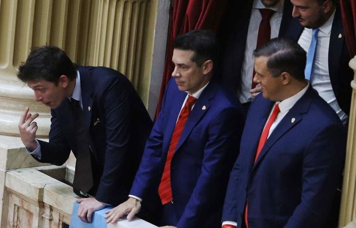 La tensión comenzó dentro del recinto.