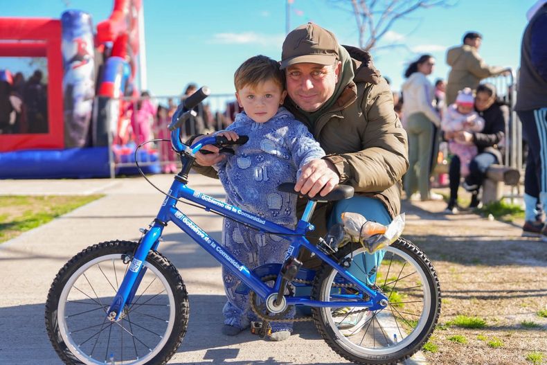 Una de las bicicletas sorteadas por el Municipio a la que accedi&oacute; un vecinito.&nbsp;