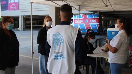 La posta funciona en el estacionamiento del Jumbo, en Llavallol.