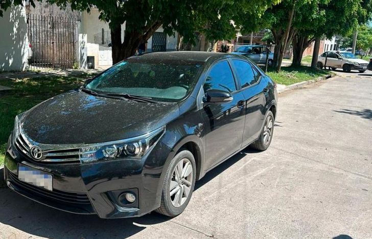 El auto que utilizaron los delincuentes durante el intento de robo.