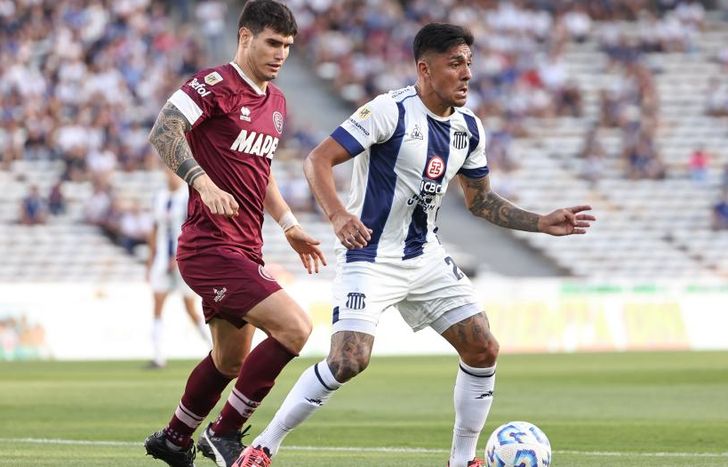 Tarragona cubre la pelota ante Muñoz.