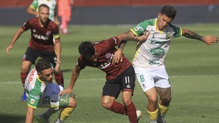 Esquivel intenta pasar entre Fernández y Gallardo. Esquivel intenta pasar entre Fernández y Gallardo.
