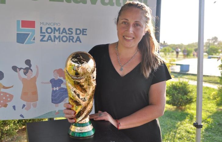 Eliana Pantano, creadora de la réplica de la Copa del Mundo.