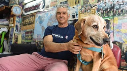 Jorge y Ozil, amigos y compañeros en la peluquería.