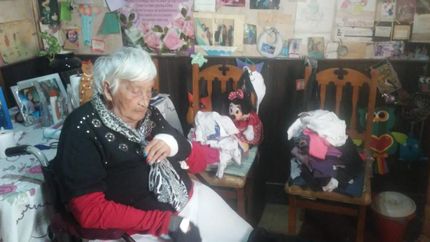 Álida clasifica la ropa para llevarla al Hospital Garrahan.