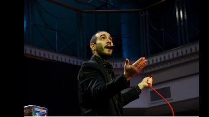 lomas: el mago dash dicta clases online para chicos