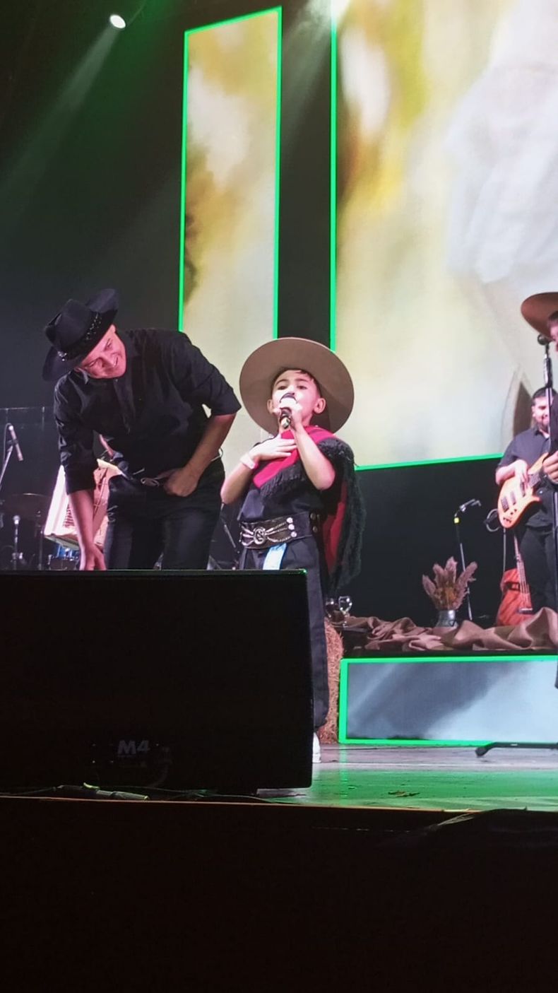 Luiam junto a su ídolo, Christian Herrera. Un orgullo para Villa Fiorito.