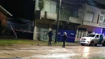La persecución terminó en Llavallol con un delincuente muerto. La persecución terminó en Llavallol con un delincuente muerto.