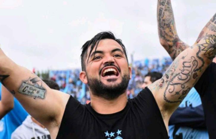 Gastón Aguirre en los festejos de Temperley en el Alfredo Beranger.