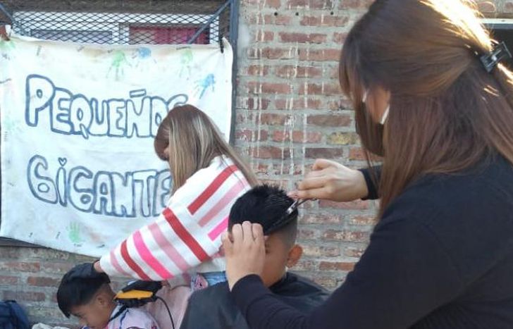 Pequeños Gigantes y peluqueros se unieron en la solidaridad.