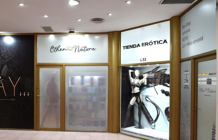 Las tiendas eróticas se presentan como un mundo para explorar.