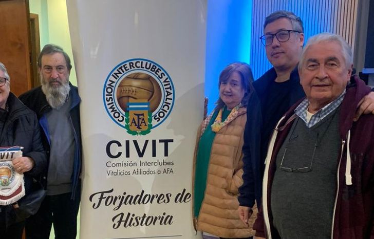 Los representantes del Club Temperley en la primera asamblea en la que participaron.