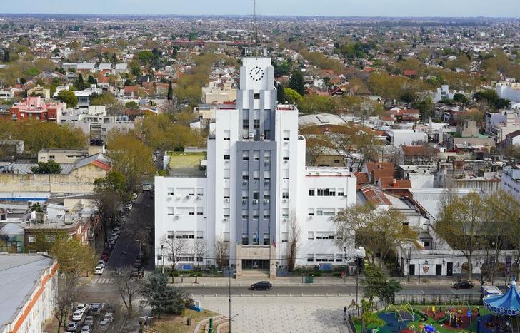 En 1875, Grigera donó un terreno ubicado entre las calles Sáenz, Manuel Castro y Azara.