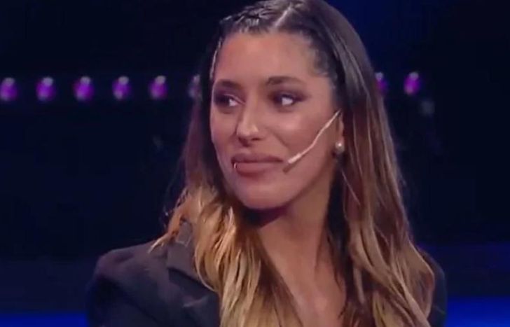 Catalina, afuera de la casa.