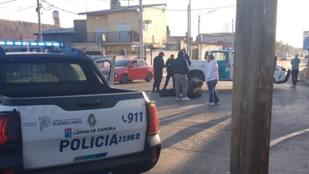 La mujer policía manejaba una moto y chocó con un auto.