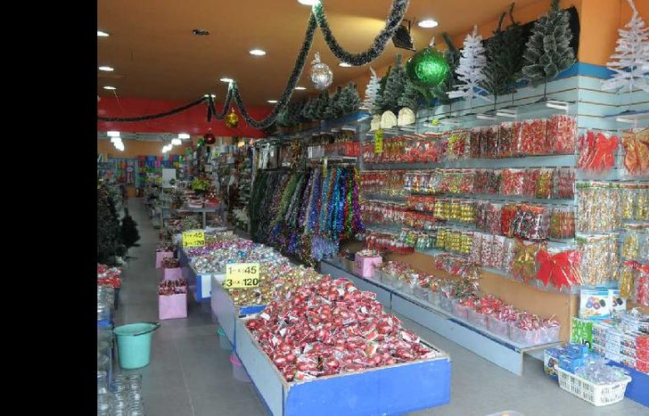 los bazares y regalerías del centro ya se encuentran ambientados para la ocasión, a la espera de que las ventas superen las expectativas.