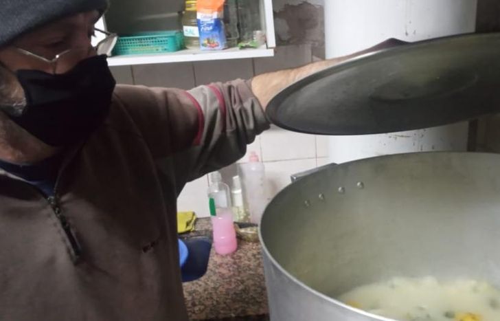 Desde la pandemia, los integrantes de la sociedad de fomento comenzaron a preparar locro.