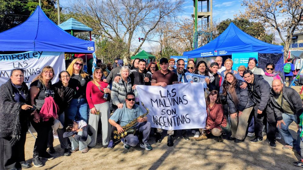 Más de 200 personas se acercaron para tener su remera gratis con la estampa de las Malvinas.&nbsp;
