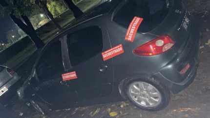 El auto robado en Lomas, recuperado por la Policía.