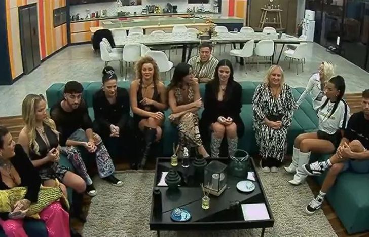 Numerosa placa en Gran Hermano.