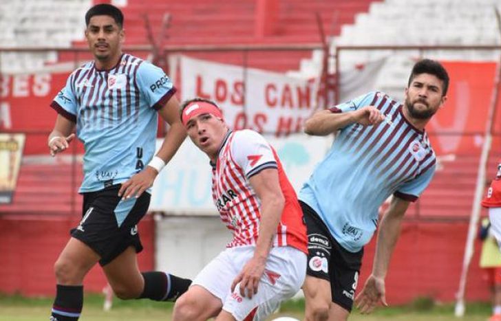 Minervino y Vidal en busca de la pelota.
