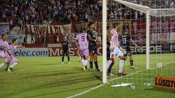 Cuando el local parecía tenerlo controlado, Armenio puso el 2-2 en Lomas.