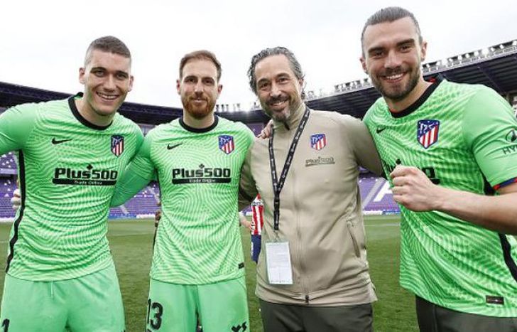 Pablo Vercellone junto a los arqueros del plantel campeón.