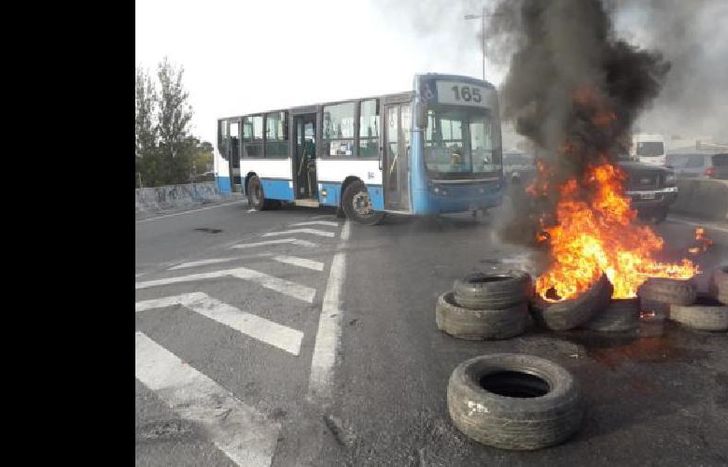los trabajadores realizaron un corte frente a los tribunales de lomas.